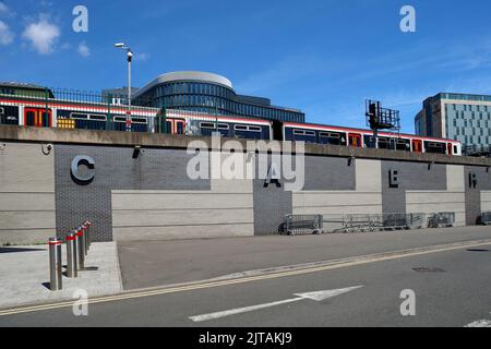 Gare centrale de Cardiff mur et signalisation CAER-, entrée arrière. Août 2022. été Banque D'Images