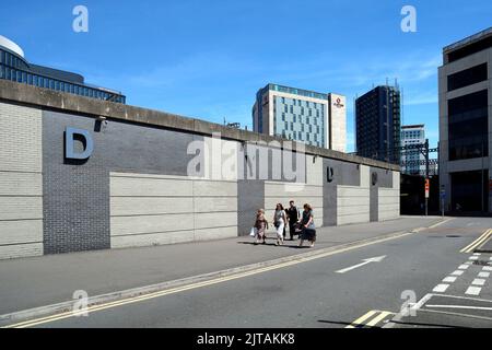 Gare centrale de Cardiff mur et signalisation - DYDD , entrée arrière. Août 2022. été Banque D'Images