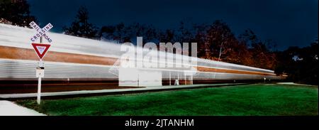 Train panoramique de Cuyahoga Valley qui traverse la gare de Brecksville la nuit dans le parc national de Cuyahoga Valley Banque D'Images