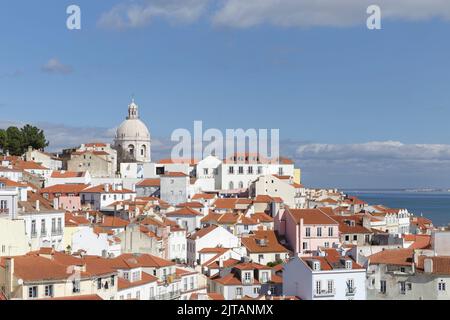 Vue sur le quartier d'Alfama jusqu'à l'église Santa Engracia, Lisbonne, Portugal Banque D'Images