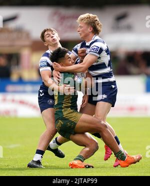 Le Phoenix Laulu-Togaga'e de Hull Kingston Rovers (au centre) est abordé par Alex Sutton (à gauche) et Logan Astley de Wigan Warriors lors du match de la Super League de Betfred au Sewell Group Craven Park, Kingston upon Hull. Date de la photo: Lundi 29 août 2022. Banque D'Images