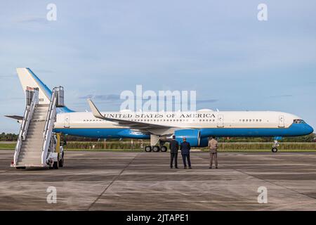 Kennedy Space Center, États-Unis. 29th août 2022. Les gens attendent le vice-président Kamala Harris et le deuxième monsieur Douglas Emhoff après leur arrivée pour voir le lancement prévu de l'Artemis I de la NASA au Centre spatial Kennedy en Floride, lundi, 29 août 2022. Le lancement a été reporté en raison de problèmes de moteur. Photo par Alex G Perez/UPI crédit: UPI/Alay Live News Banque D'Images