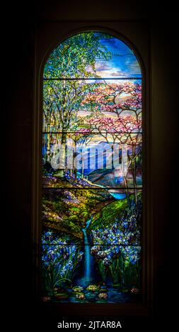 Albany, NY Etats-Unis - 6 juillet 2016: Vue intérieure de Louis Comfort Tiffany vitrail avec scène de cascade. Banque D'Images