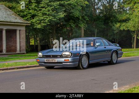 Jaguar XJS SP XJR-S6L 5993cc 3 automatique 1990 90s années 90 ; voitures arrivant au Stanley Park Classic car Show annuel dans les jardins italiens. Stanley Park Classics antan Motor Show organisé par Blackpool Vintage Vehicle Preservation Group, Royaume-Uni. Banque D'Images