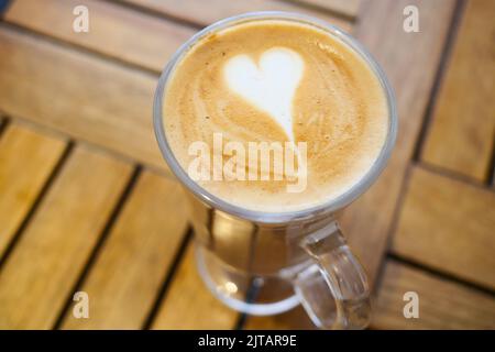 une tasse de café tardif avec motif coeur Banque D'Images