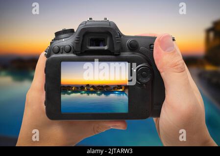 Arrière de l'appareil photo numérique DSLR. Appareil photo avec piscine et coucher de soleil, photo de voyage Banque D'Images