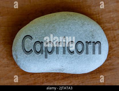 Capricorne zodiaque texte de signe gravé sur un stock avec fond en bois. Concept de signe de zodiaque. Banque D'Images