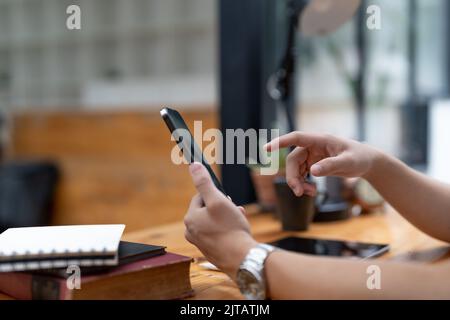 Gros plan de l'homme utilisant le téléphone portable à la maison, gros plan Banque D'Images