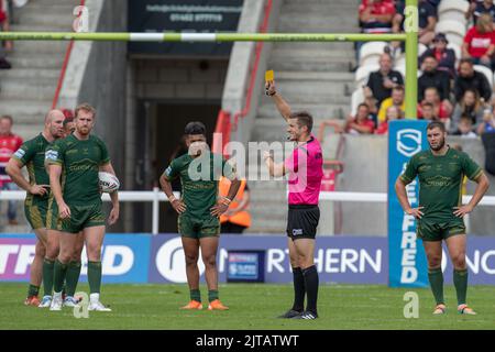 Kingston upon Hull, Royaume-Uni. 29th août 2022. Oliver Partington #17 de Wigan Warriors reçoit une carte jaune et est mis dans le bac de péché par l'arbitre Chris Kendall après un haut attaquage à Kingston upon Hull, Royaume-Uni le 8/29/2022. (Photo de James Heaton/News Images/Sipa USA) crédit: SIPA USA/Alay Live News Banque D'Images