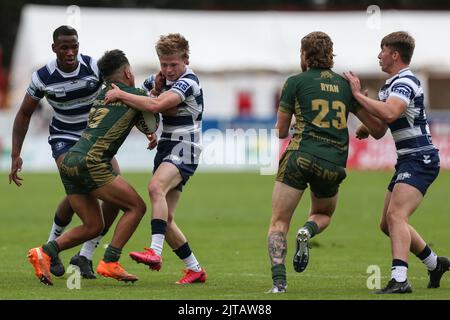 Phoenix Laulu-Togaga'e #29 de Hull KR est attaqué par Logan Astley #34 de wigan Warriors, le 8/29/2022. (Photo de David Greaves photos/ via/News Images/Sipa USA) Credit: SIPA USA/Alay Live News Banque D'Images