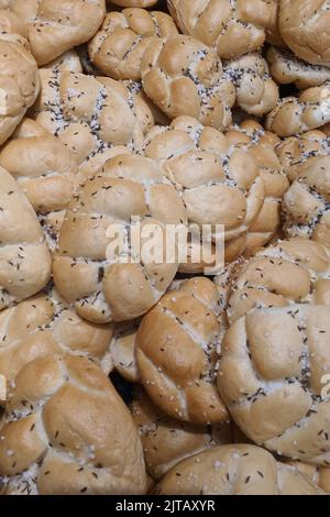 Petits pains tchèques maison fraîchement cuits ou petits pains Kaiser avec sel et graines de cumin dans une boulangerie ou une épicerie en République tchèque Banque D'Images