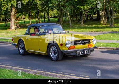 1971 seventies, 70s jaune TRIUMPH TR6 2500cc essence voiture de sport britannique, arrivant au Stanley Park Classic car Show annuel dans les jardins du parc. Stanley Park Classics Yesteryear Motor Show organisé par Blackpool Vintage Vehicle Preservation Group, Royaume-Uni. Banque D'Images