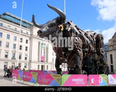 Un taureau mécanique géant, construit pour les Jeux du Commonwealth à Birmingham en 2022, est aujourd'hui une attraction touristique sur la place du Centenaire. Banque D'Images