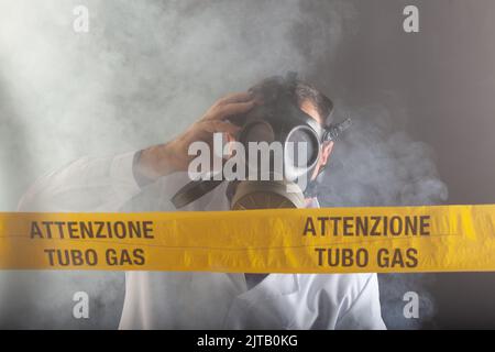 Un ingénieur médical portant un masque antigaz expérimenté dans la crise des fuites de gaz dirigeant l'urgence pendant le chaos.Sur la bande jaune, le n Banque D'Images