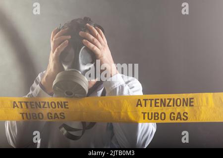 Un ingénieur médical portant un masque antigaz expérimenté dans la crise des fuites de gaz dirigeant l'urgence pendant le chaos.Sur la bande jaune, le n Banque D'Images