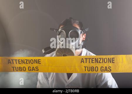 Un ingénieur médical portant un masque antigaz expérimenté dans la crise des fuites de gaz dirigeant l'urgence pendant le chaos.Sur la bande jaune, le n Banque D'Images