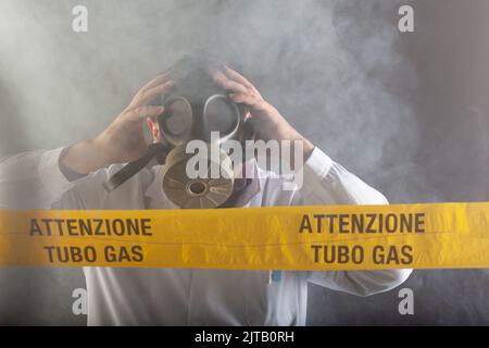 Un ingénieur médical portant un masque antigaz expérimenté dans la crise des fuites de gaz dirigeant l'urgence pendant le chaos.Sur la bande jaune, le n Banque D'Images