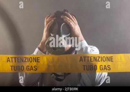 Un ingénieur médical portant un masque antigaz expérimenté dans la crise des fuites de gaz dirigeant l'urgence pendant le chaos.Sur la bande jaune, le n Banque D'Images