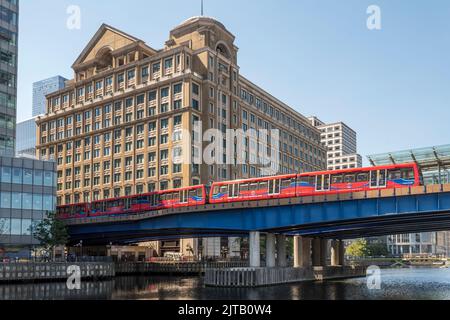 Fisherman's Walk et le train DLR traversant une partie du West India Dock dans les anciens docklands de Londres. Banque D'Images