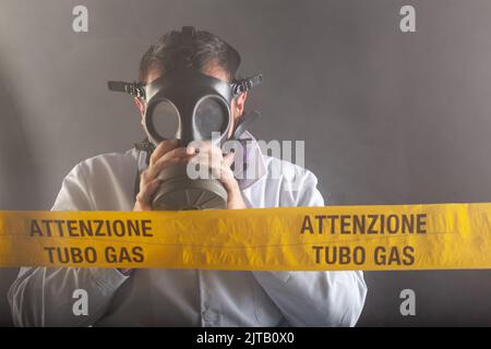 Un ingénieur médical portant un masque antigaz expérimenté dans la crise des fuites de gaz dirigeant l'urgence pendant le chaos.Sur la bande jaune, le n Banque D'Images