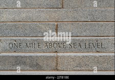 Un kilomètre au-dessus du niveau de la mer gravé dans les escaliers extérieurs de l'ouest du Capitole de l'État du Colorado à Denver, Colorado Banque D'Images