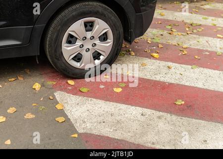 RUSSIE, MOSCOU - 28 AOÛT 2022 : panneau de sécurité illustration voiture interdit symbole de transport rouge, pour zone icône en arrêt et interdiction de rue, danger Banque D'Images