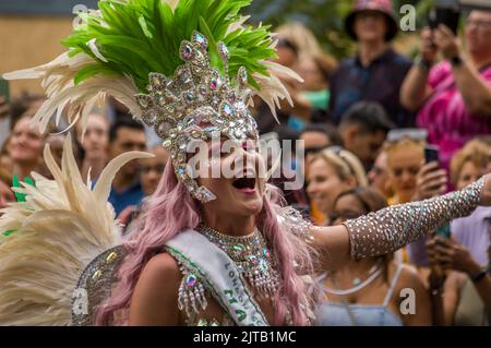 Londres, Angleterre. 29th août 2022. Participant portant une tenue traditionnelle de samba le deuxième jour du Carnaval de Notting Hill. Crédit : Jessica Girvan/Alay Live News Banque D'Images