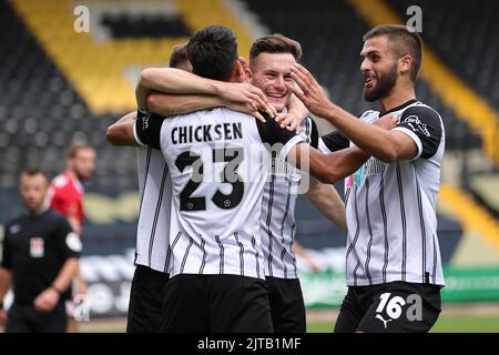 NOTTINGHAM, ROYAUME-UNI. AOÛT 29th Adam Chicksen du comté de Notts fête avec ses coéquipiers après avoir marquant le premier but de leur équipe lors du match de la Ligue nationale entre le comté de Notts et Solihull Moors au Meadow Lane Stadium, Nottingham, le lundi 29th août 2022. (Crédit : James HolyOak) Banque D'Images