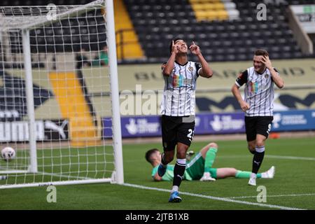 NOTTINGHAM, ROYAUME-UNI. AOÛT 29th Adam Chicksen du comté de Notts célèbre après avoir marquant le premier but de leur équipe lors du match de la Ligue nationale entre le comté de Notts et Solihull Maures au Meadow Lane Stadium, Nottingham, le lundi 29th août 2022. (Crédit : James HolyOak) Banque D'Images