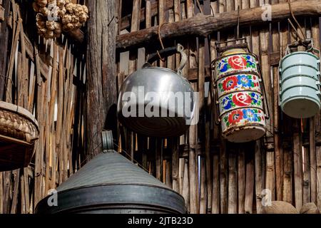 Variété et types d'ustensiles pour la cuisine simple des familles asiatiques dans le passé. Intérieur traditionnel asiatique et thaïlandais de style ancien. Cuisine ancienne Banque D'Images