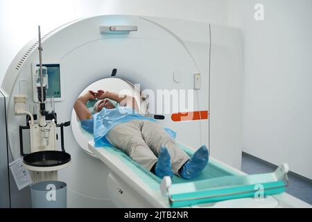 Le patient se trouve dans la chambre de la tomographie sur la poitrine de la procédure de diagnostic Banque D'Images