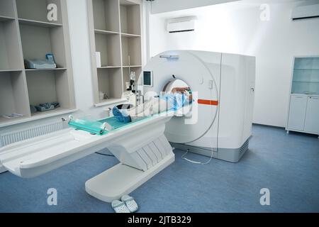 Le patient se trouve dans la chambre du tomographe dans le centre de diagnostic Banque D'Images