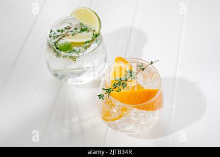Cocktails d'été sains, cocktails maison. Ensemble de différents mojitos citrus lemonades, avec de la chaux, de l'orange, des boissons détox de régime Banque D'Images