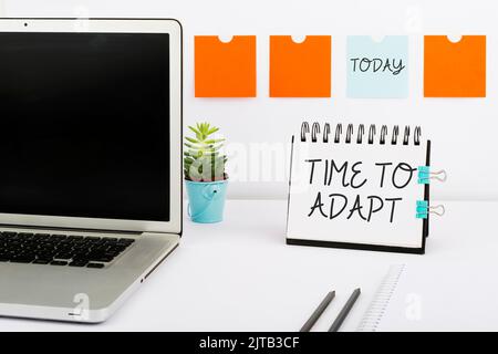 Légende du texte temps de présentation à adapter. Mot écrit sur le moment pour s'adapter aux changements embrasser l'innovation homme d'affaires en costume tenant bloc-notes Banque D'Images