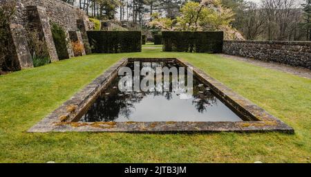 Vue sur les jardins et les eaux du Parcevall Hall au printemps, dans le parc national de Yorkshire Dales, au Royaume-Uni Banque D'Images