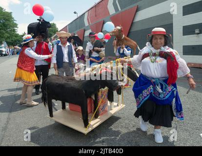 Défileurs dans des vêtements traditionnels et avec des statues d'animaux en bois.à la Parade équatorienne NYC 2022 à Queens, New York. Banque D'Images