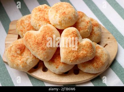 Pains au fromage brésilien maison fraîchement cuits ou Pao de Queijo avec une paire de coeur en forme de dessus Banque D'Images