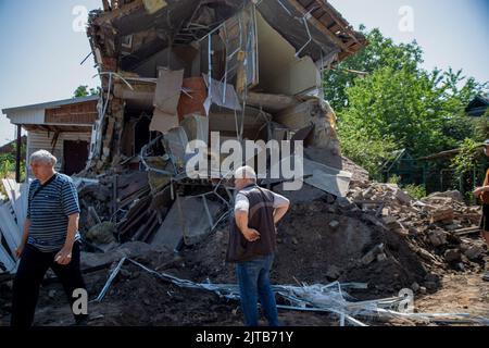 Kostyantynivka, Ukraine. 29th août 2022. Deux hommes ont défait des décombres après une nuit de coups de pilonnage dans une église baptiste locale. Depuis l'invasion, le Donbass a été soumis à de lourdes destructions à partir de bombardements aériens, de bombardements et d'artillerie. (Photo de Madeleine Kelly/SOPA Images/Sipa USA) crédit: SIPA USA/Alay Live News Banque D'Images