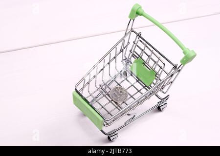 Vider le mini panier sur la table, vue du dessus. Banque D'Images