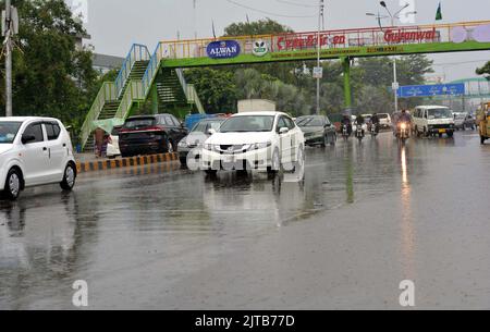 Soukkur, Pakistan, 29 août 2022. Les navetteurs passent par une route pendant la forte descente de la saison de la mousson, sur la route GT à Gujranwala lundi, 29 août 2022. Banque D'Images