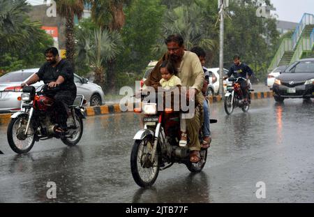 Soukkur, Pakistan, 29 août 2022. Les navetteurs passent par une route pendant la forte descente de la saison de la mousson, sur la route GT à Gujranwala lundi, 29 août 2022. Banque D'Images