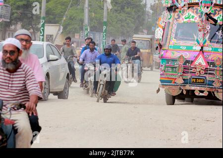 Soukkur, Pakistan, 29 août 2022. Les navetteurs sont confrontés à des difficultés de transport en raison de l'état de la route à l'épave et de l'eau stagnante des égouts, montrant la négligence des autorités concernées, situé sur la route Jahangir à Karachi lundi, 29 août 2022. Banque D'Images