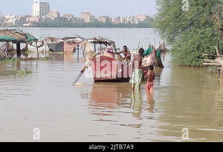 Soukkur, Pakistan, 29 août 2022. Les gens utilisent des bateaux pour le transport après que l'eau d'inondation s'est répandue sur des milliers d'acres de terre à Soukkur lundi, 29 août 2022. Banque D'Images