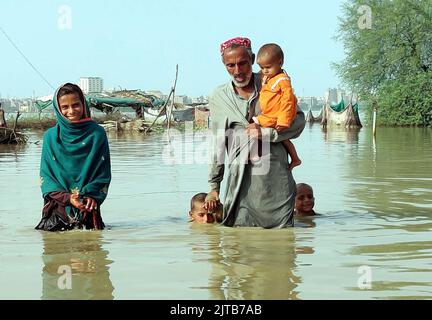 Soukkur, Pakistan, 29 août 2022. Vue de l'eau de pluie stagnante après le déversage de la saison de la mousson en raison de la mauvaise qualité du système d'assainissement, créant des problèmes pour les résidents, montrant la négligence des autorités concernées, à Soukkur lundi, 29 août 2022. Banque D'Images