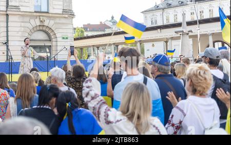 LJUBLJANA, SLOVÉNIE - 24 août 2022: Réunion du jour de l'indépendance de l'Ukraine. Personnes avec drapeaux et symboles nationaux Banque D'Images