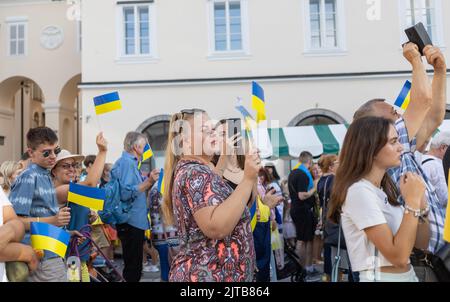 LJUBLJANA, SLOVÉNIE - 24 août 2022: Réunion du jour de l'indépendance de l'Ukraine. Personnes avec drapeaux et symboles nationaux Banque D'Images