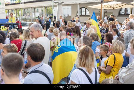 LJUBLJANA, SLOVÉNIE - 24 août 2022: Réunion du jour de l'indépendance de l'Ukraine. Personnes avec drapeaux et symboles nationaux Banque D'Images