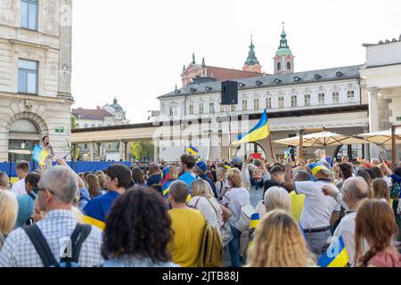 LJUBLJANA, SLOVÉNIE - 24 août 2022: Réunion du jour de l'indépendance de l'Ukraine. Personnes avec drapeaux et symboles nationaux Banque D'Images