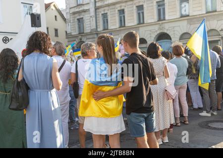 LJUBLJANA, SLOVÉNIE - 24 août 2022: Réunion du jour de l'indépendance de l'Ukraine. Personnes avec drapeaux et symboles nationaux Banque D'Images