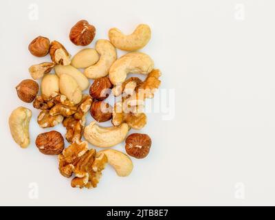 vue de la pose à plat noix mixtes isolées sur un fond blanc Banque D'Images